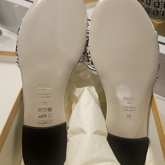 Fendi Women's Black and White Slide Sandals - Picture 5 of 8